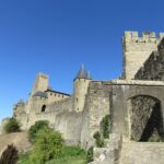 Vue des remparts de la cité de Carcassonne : porte d'Aude